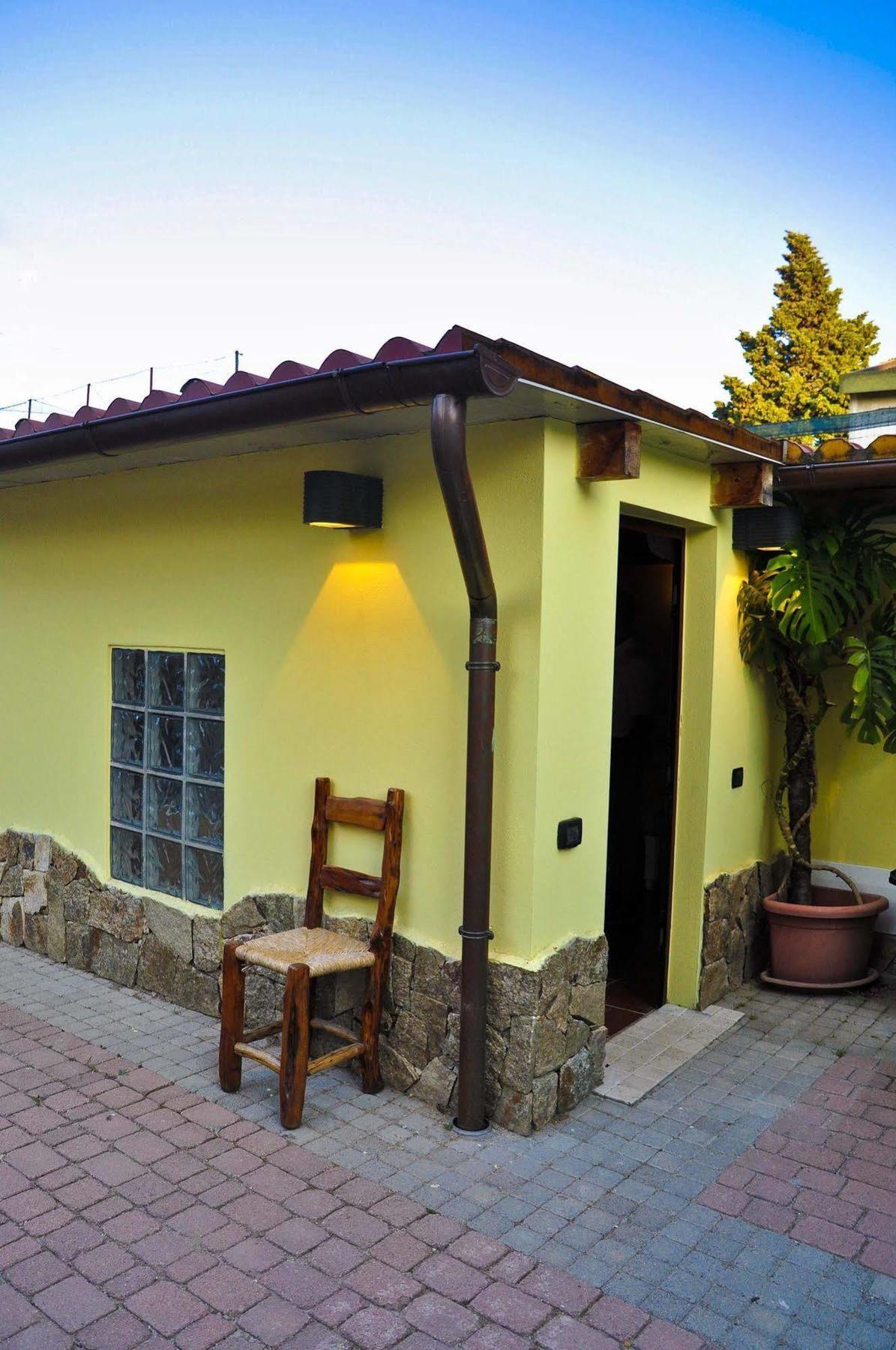 Bramasole Bed and Breakfast Quartu SantʼElena Exteriör bild